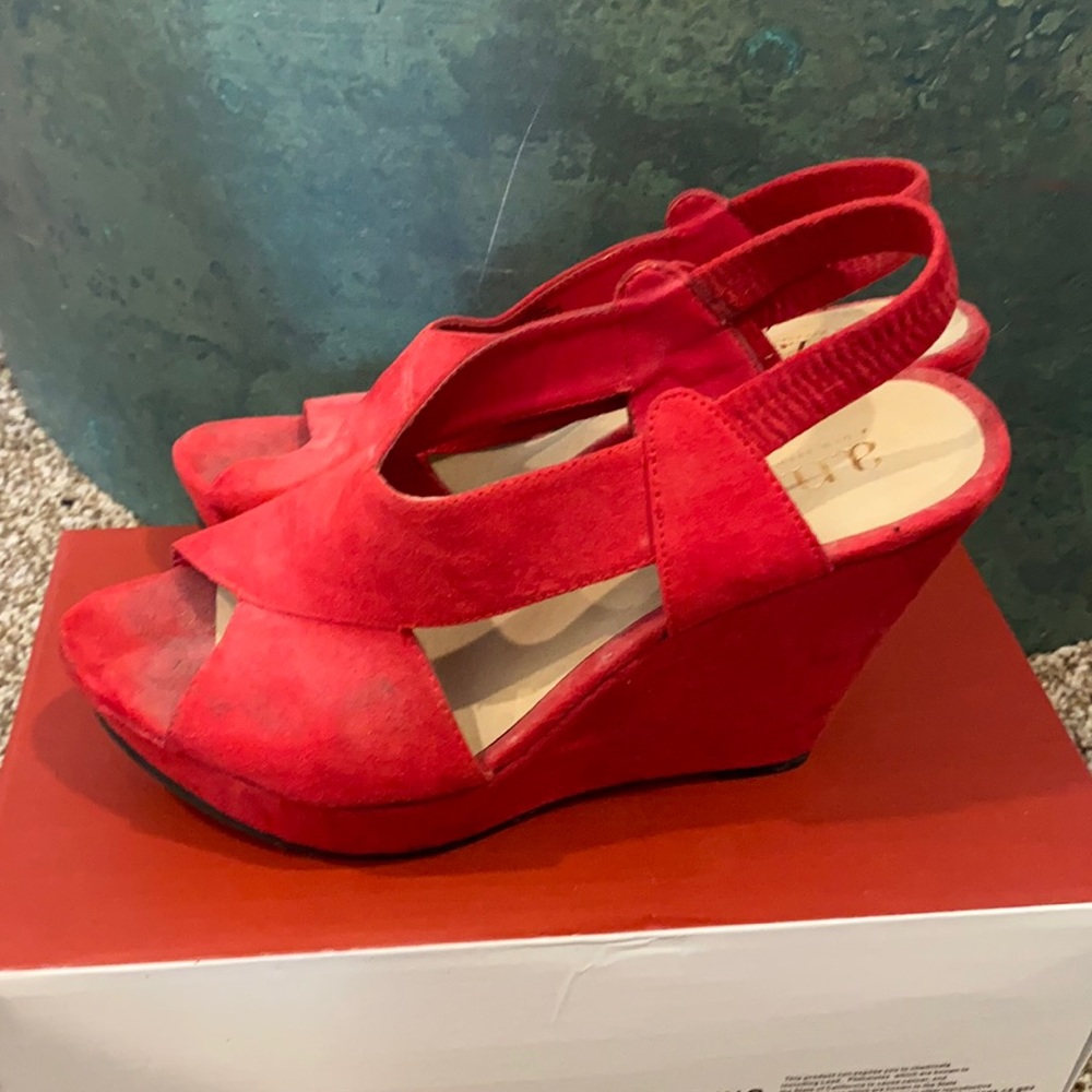 Wedges red